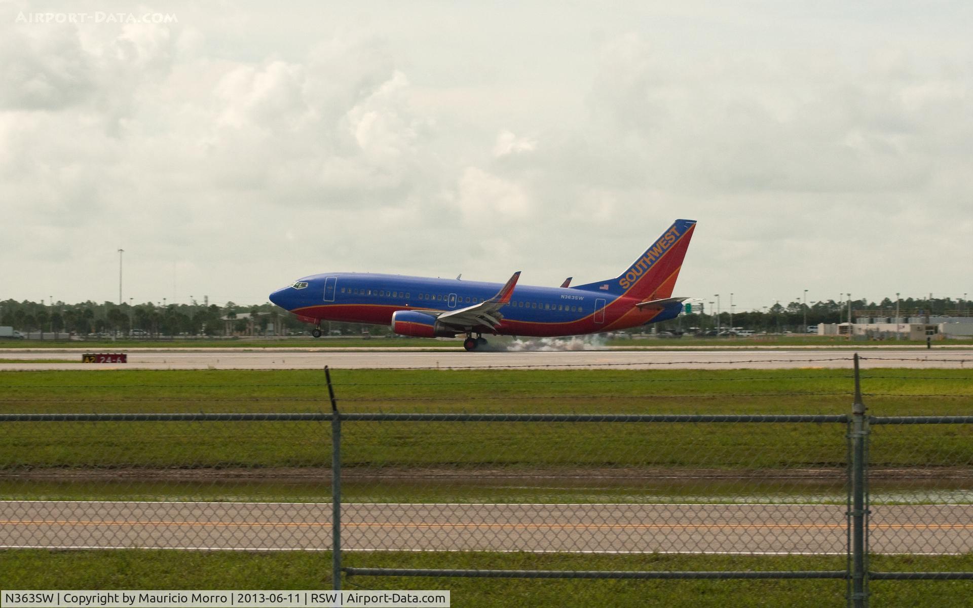 N363SW, 1993 Boeing 737-3H4 C/N 26574, 737 touching down RWY 6