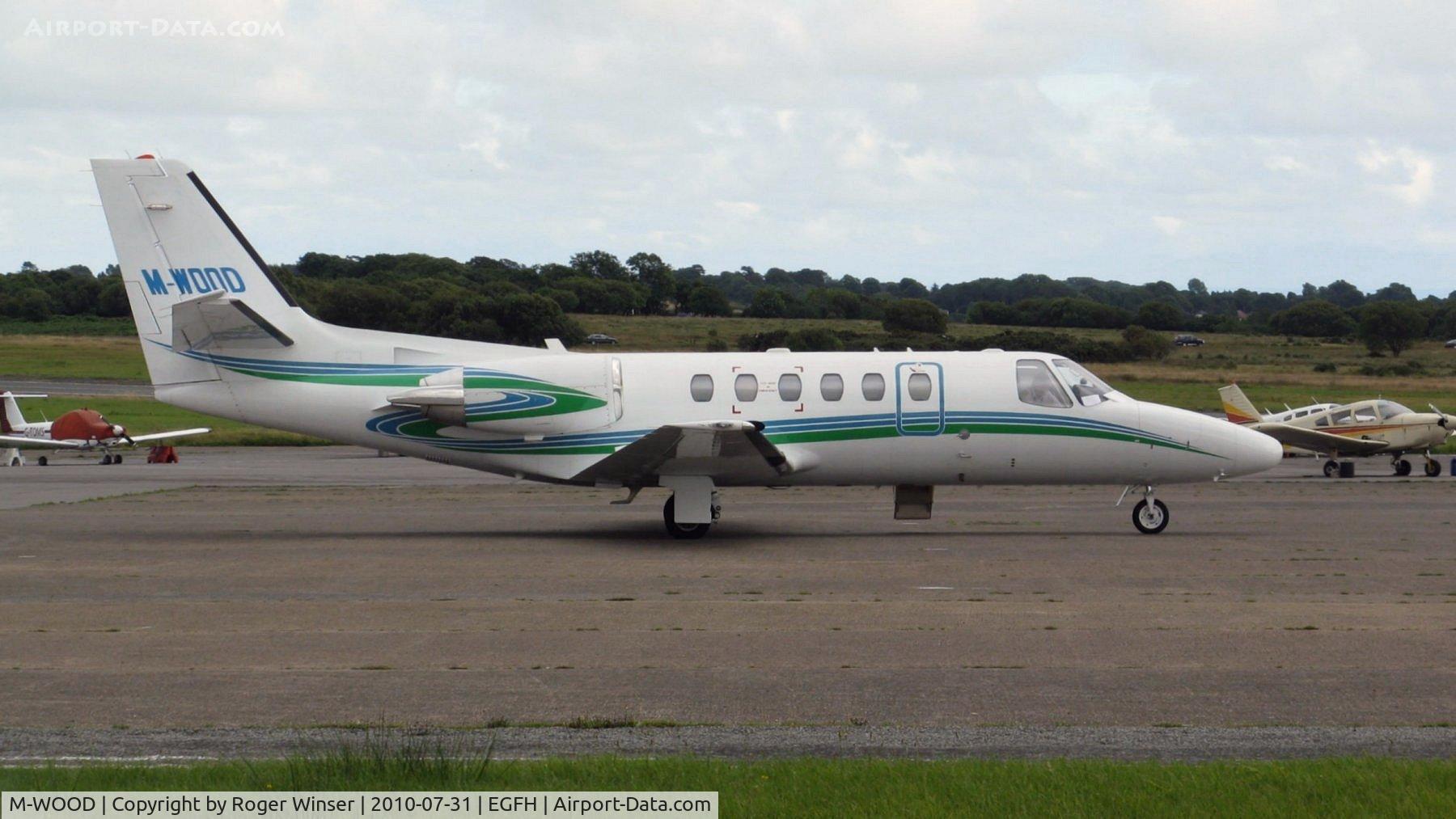 M-WOOD, 2002 Cessna 550 Citation Bravo C/N 550-1042, Visiting Citation Bravo waiting for passengers to arrive.