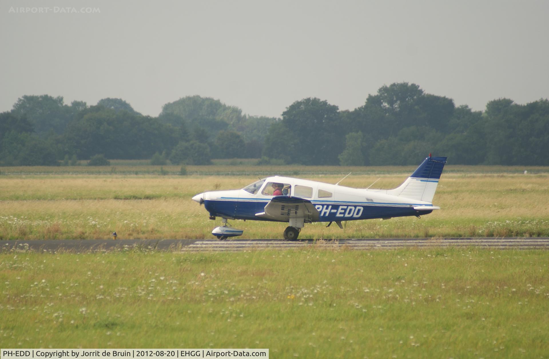 PH-EDD, 1981 Piper PA-28-161 Cherokee Warrior II C/N 28-8116202, The Piper wants to fly back, but has to wait for wake turbulence.