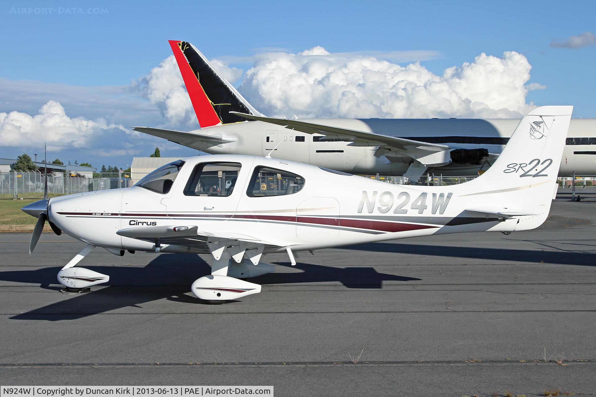 N924W, 2001 Cirrus SR22 C/N 0048, On Castle & Cooke's ramp