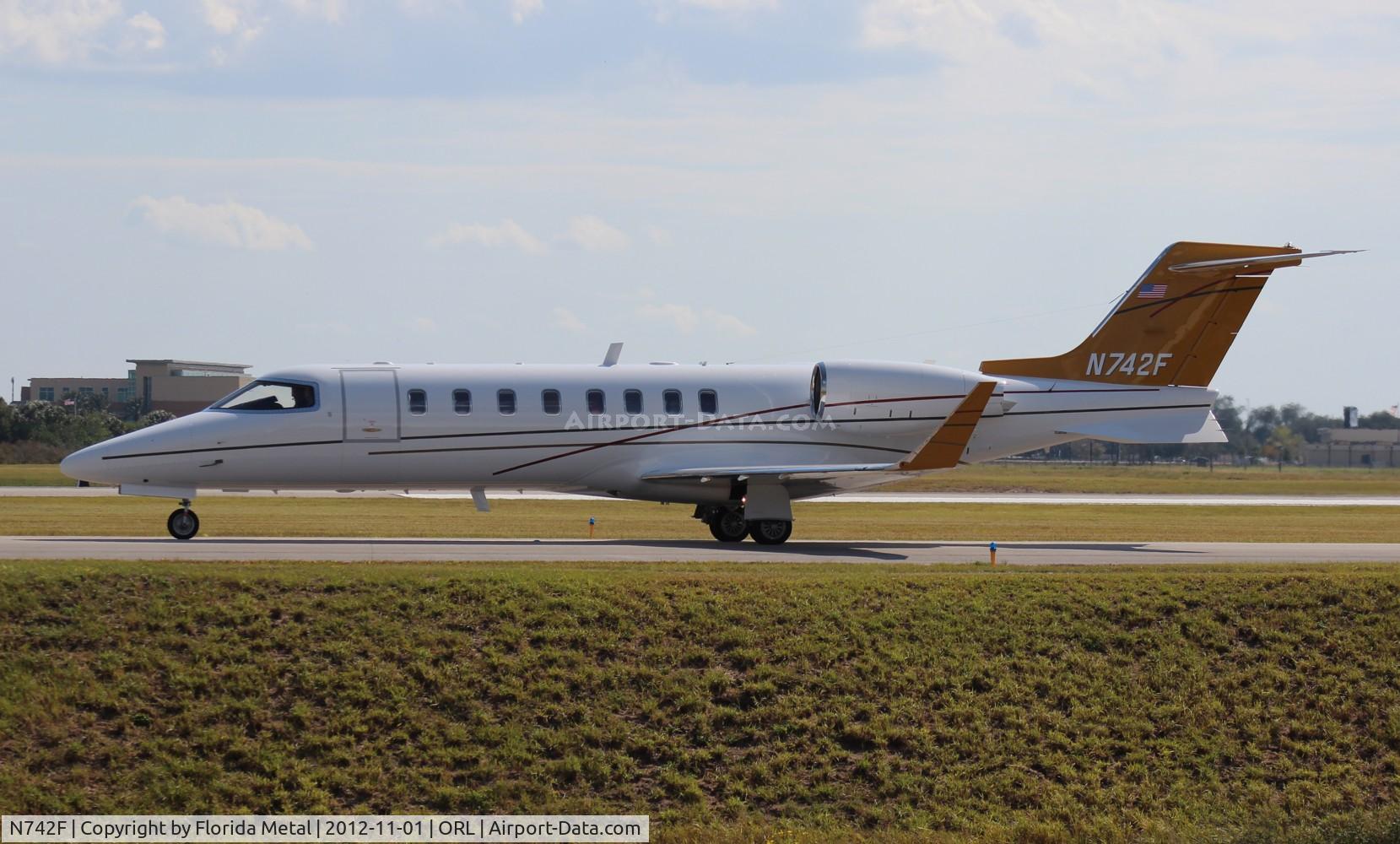 N742F, 1999 Learjet 45 C/N 025, Lear 45 leaving NBAA