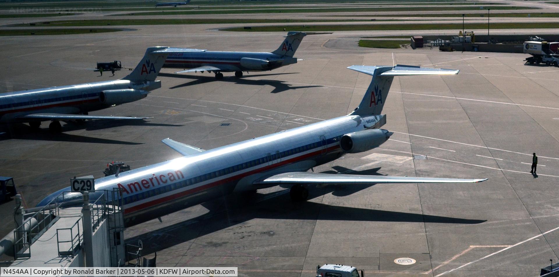 N454AA, 1987 McDonnell Douglas MD-82 (DC-9-82) C/N 49559, Gate C29 DFW