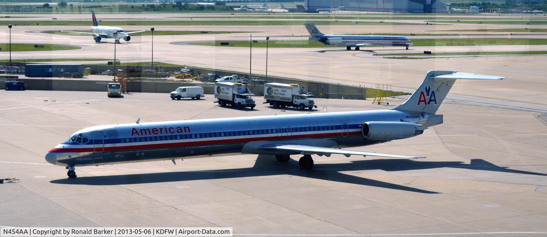 N454AA, 1987 McDonnell Douglas MD-82 (DC-9-82) C/N 49559, Taxi DFW