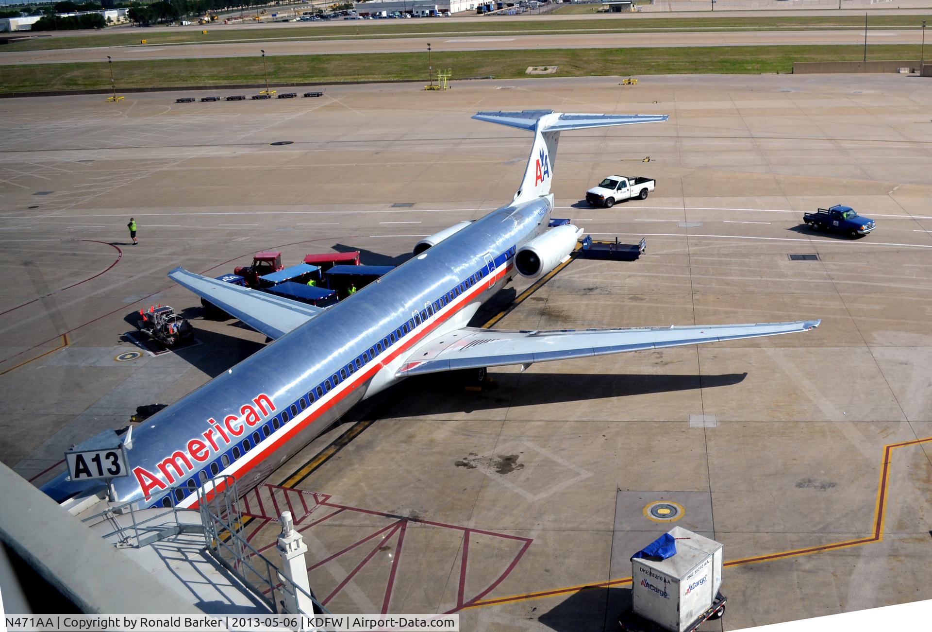 N471AA, 1988 McDonnell Douglas MD-82 (DC-9-82) C/N 49601, Gate A13 DFW
