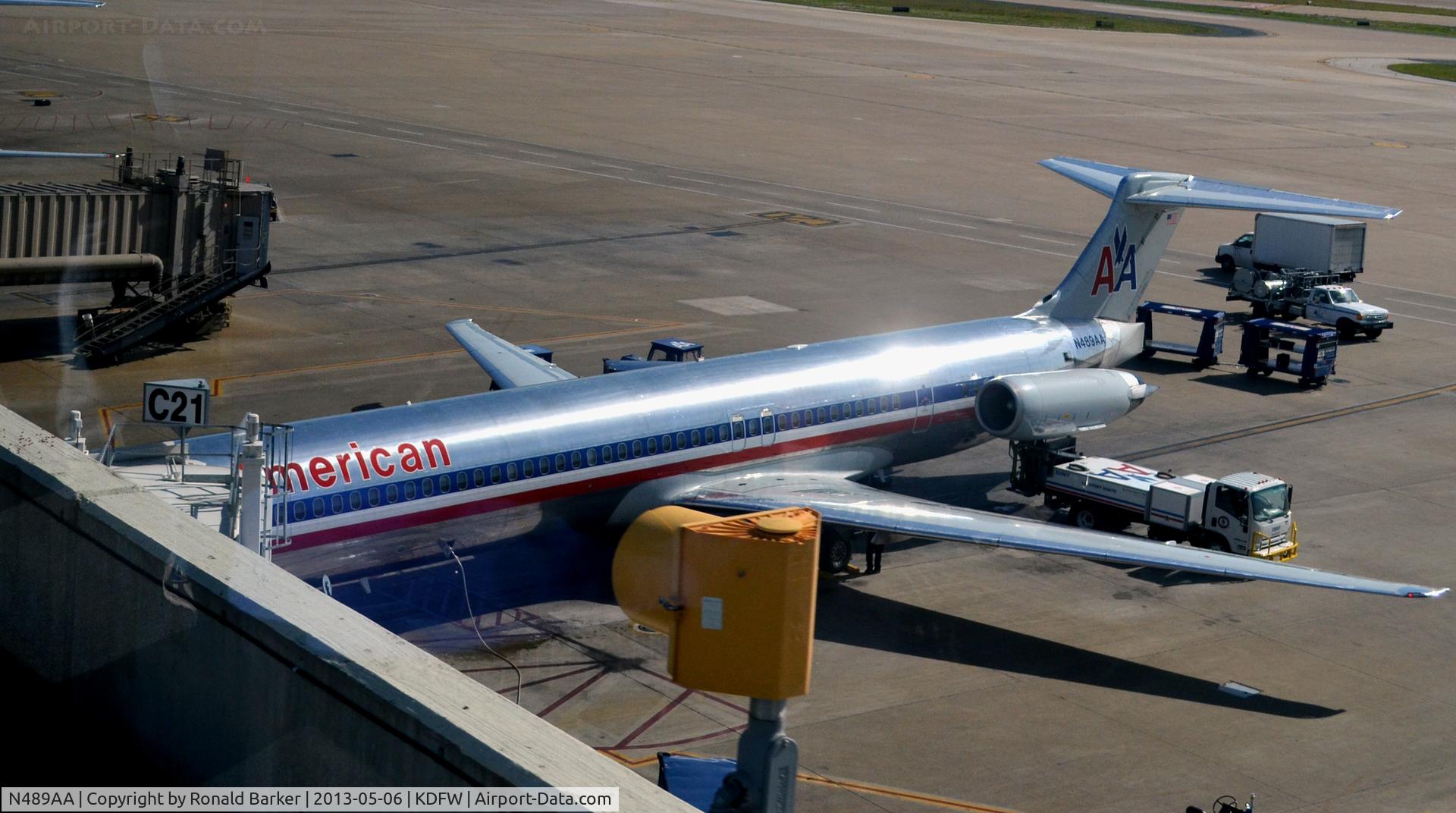 N489AA, 1989 McDonnell Douglas MD-82 (DC-9-82) C/N 49682, Gate C21 DFW
