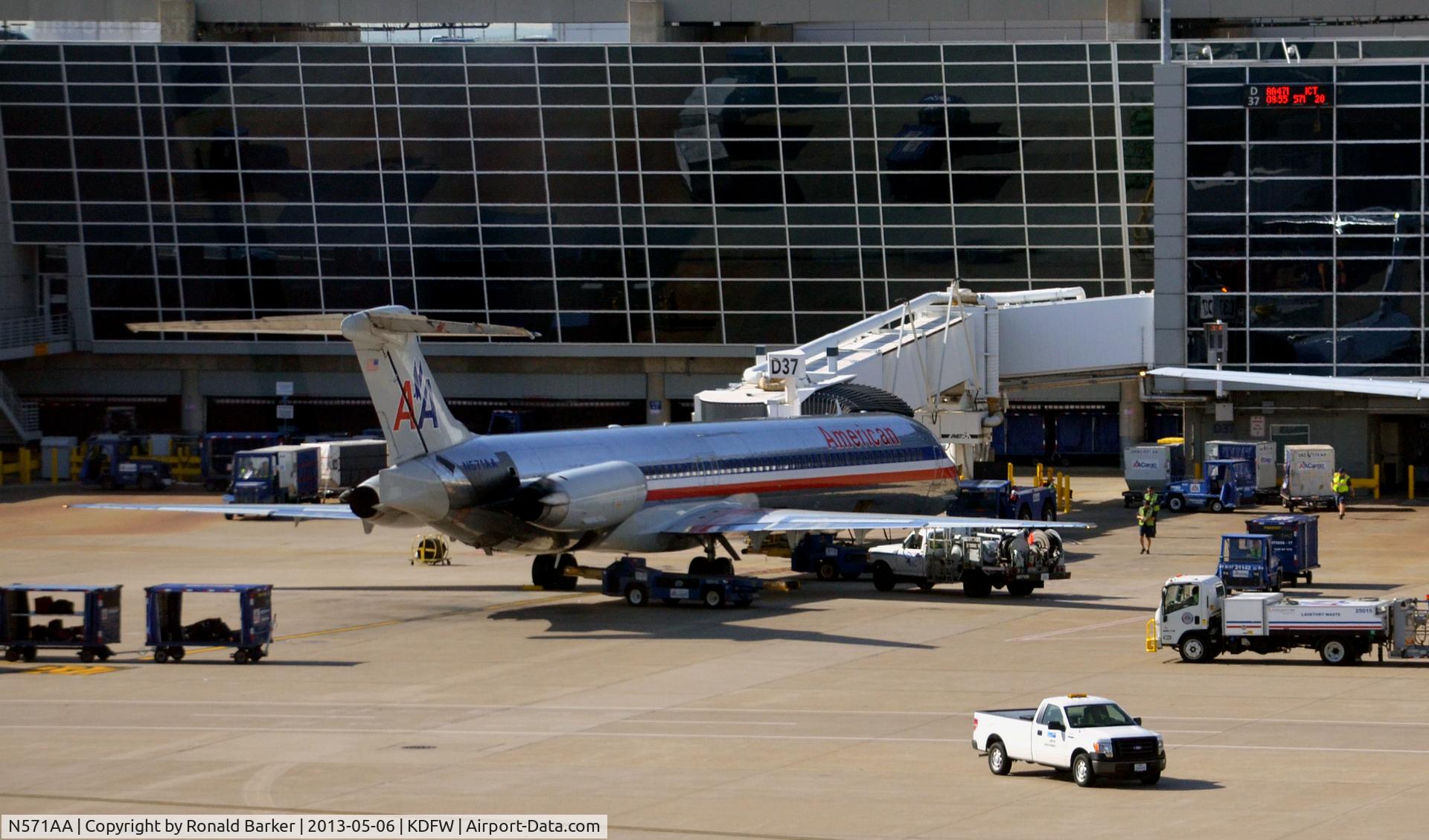 N571AA, 1987 McDonnell Douglas MD-83 (DC-9-83) C/N 49353, Gate D37  DFW