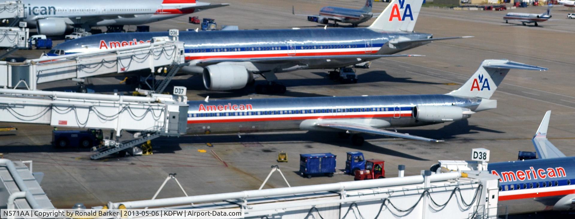 N571AA, 1987 McDonnell Douglas MD-83 (DC-9-83) C/N 49353, Gate D37  DFW