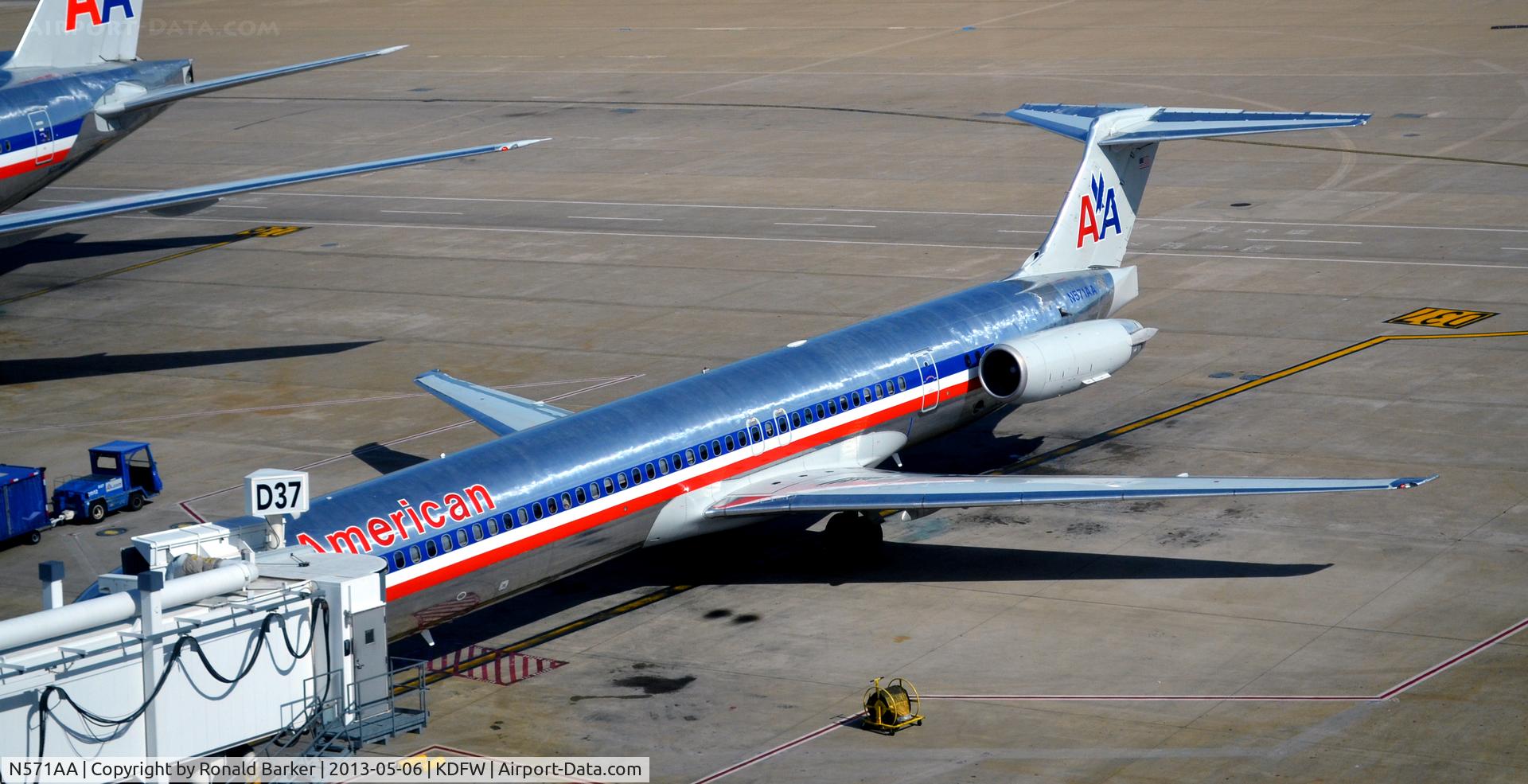 N571AA, 1987 McDonnell Douglas MD-83 (DC-9-83) C/N 49353, Gate D37  DFW