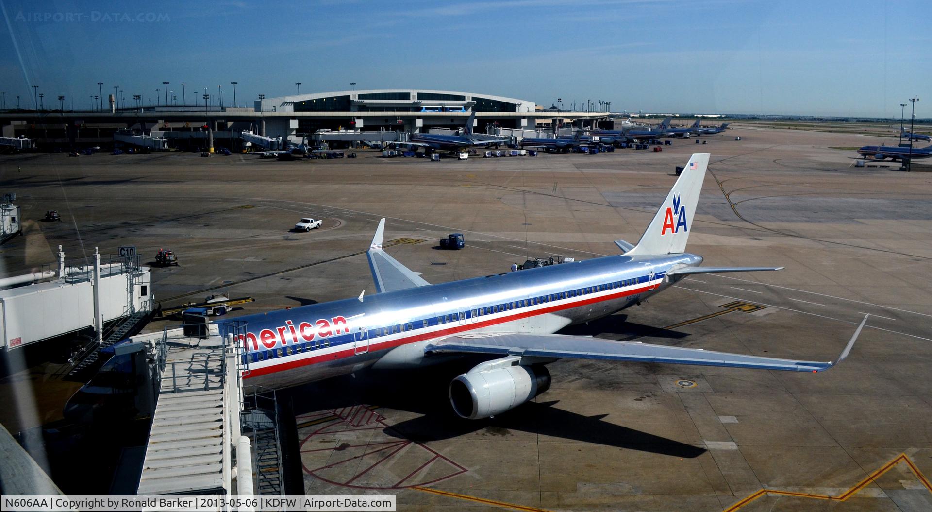 N606AA, 1996 Boeing 757-223 C/N 27057, Gate C11 DFW