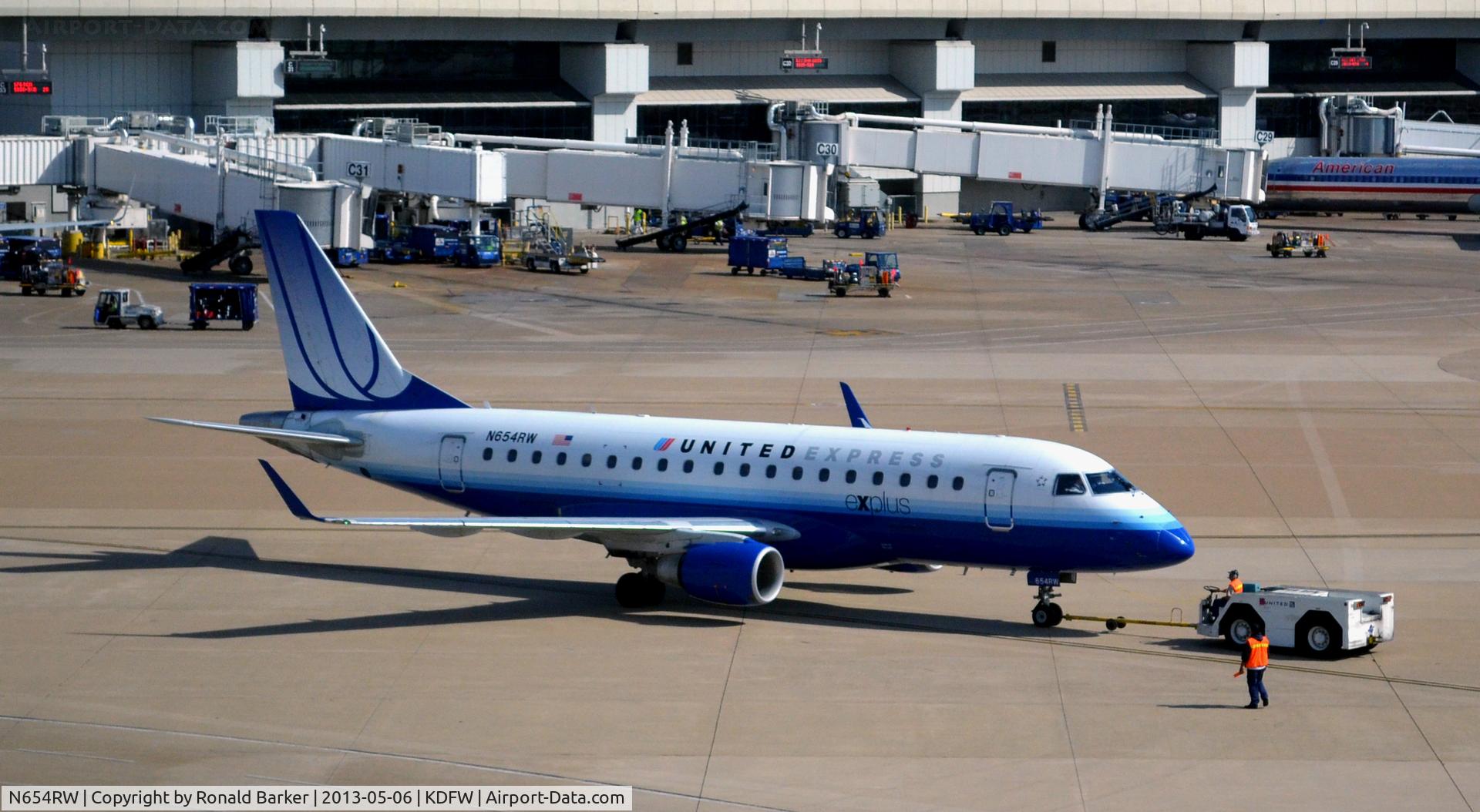 N654RW, 2005 Embraer 170SE (ERJ-170-100SE) C/N 17000104, Taxi DFW
