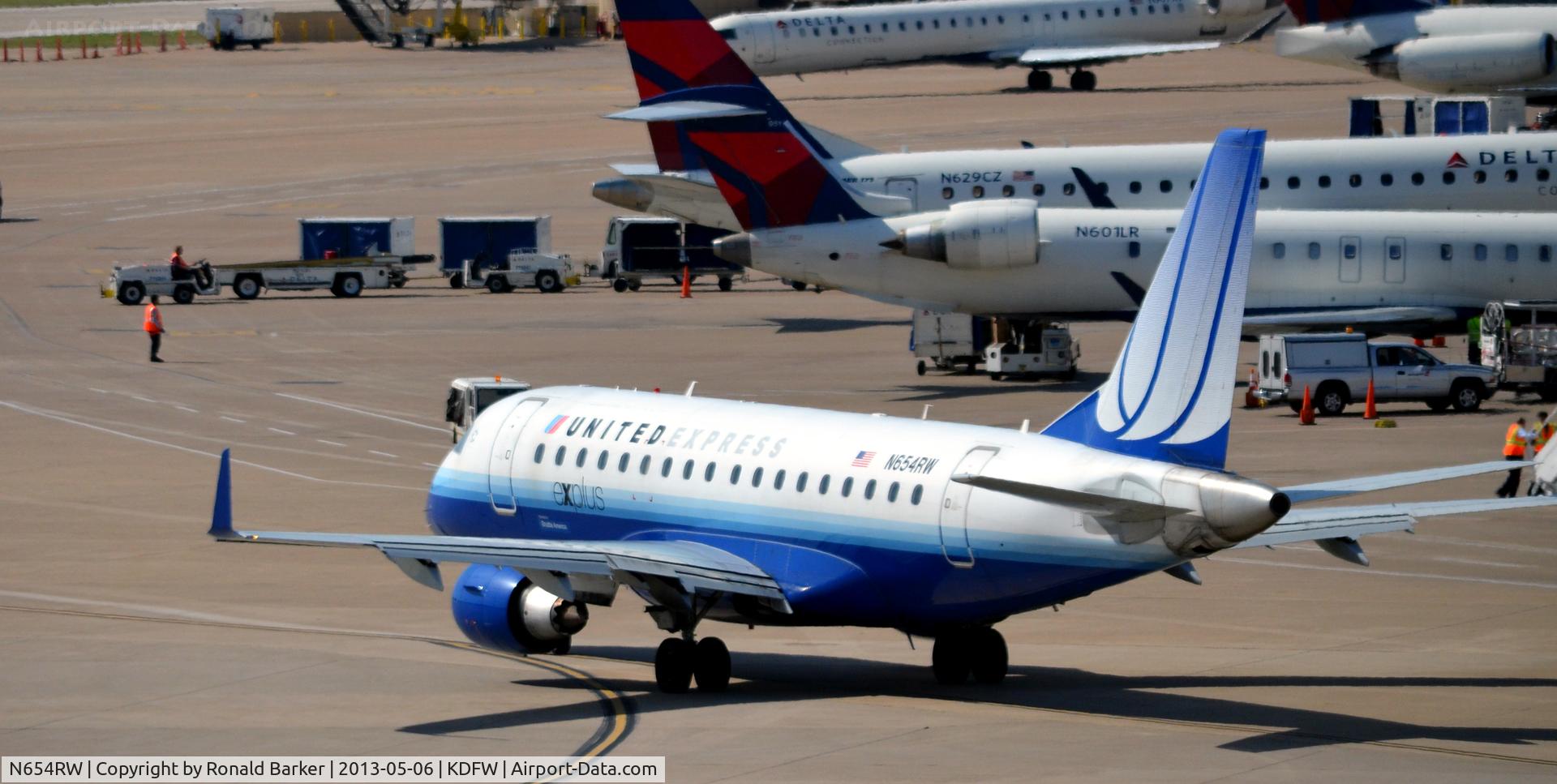 N654RW, 2005 Embraer 170SE (ERJ-170-100SE) C/N 17000104, Taxi DFW