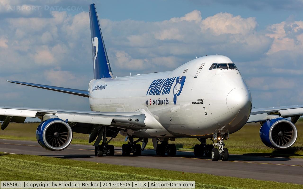 N850GT, 2012 Boeing 747-87UF/SCD C/N 37570, taxying to the active