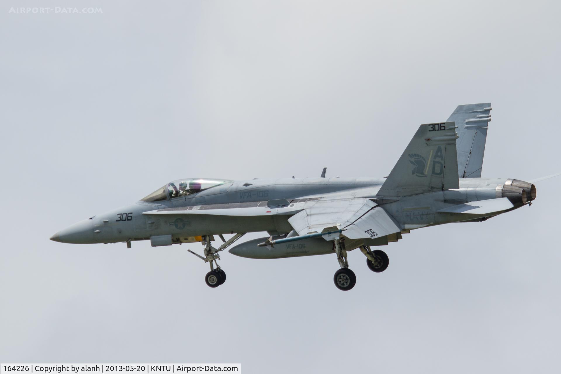 164226, 1991 McDonnell Douglas F/A-18C Hornet C/N 0989/C214, On approach to NAS Oceana