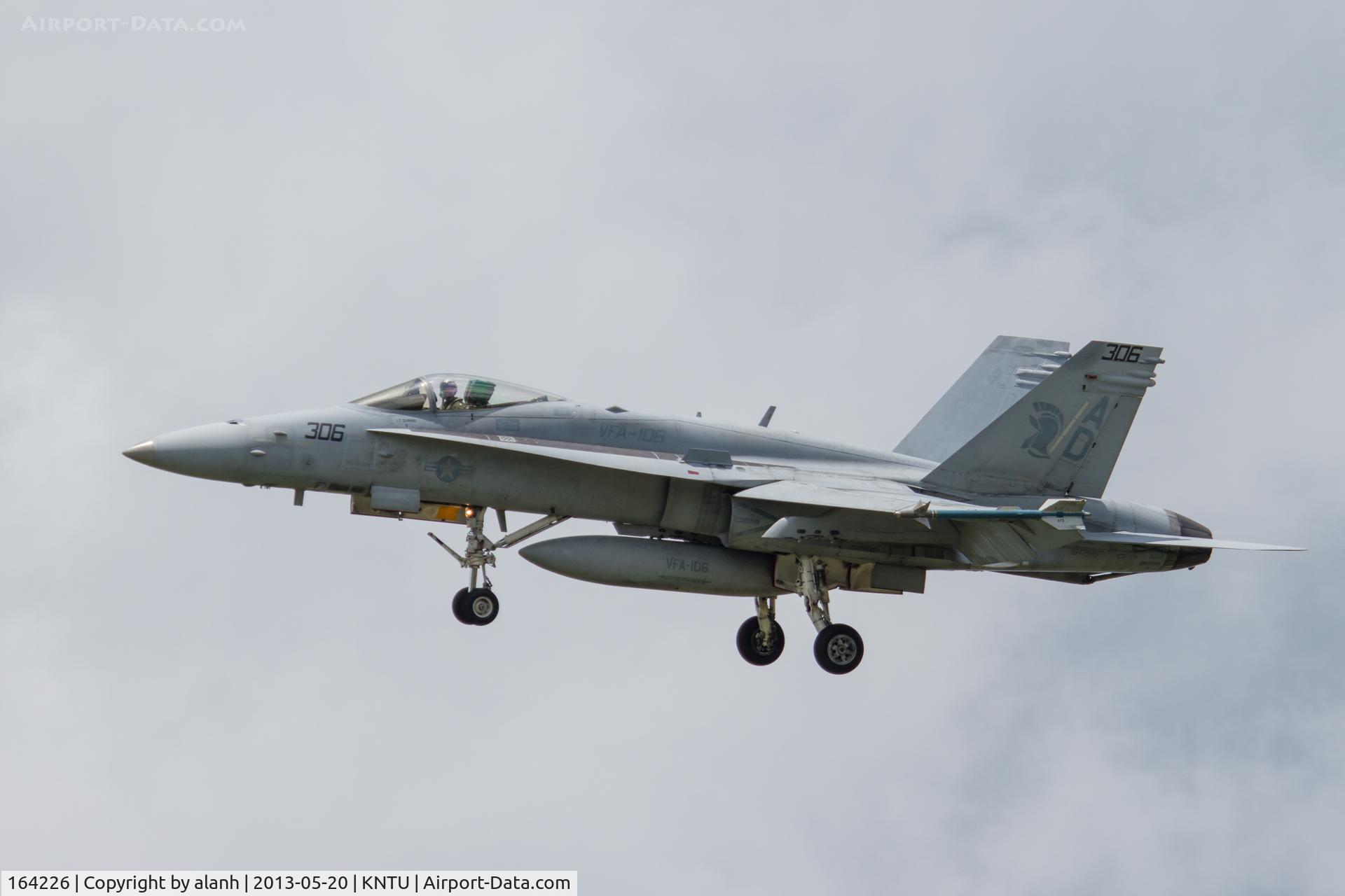 164226, 1991 McDonnell Douglas F/A-18C Hornet C/N 0989/C214, On approach to NAS Oceana