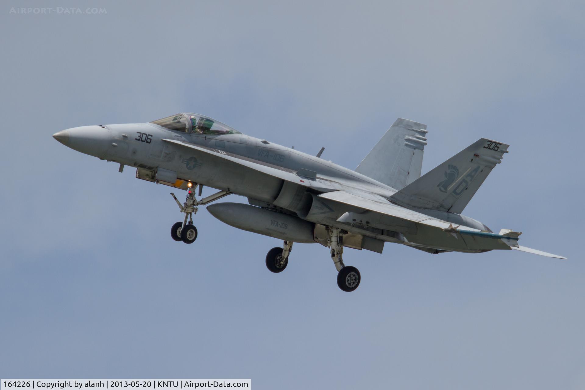 164226, 1991 McDonnell Douglas F/A-18C Hornet C/N 0989/C214, On approach for NAS Oceana