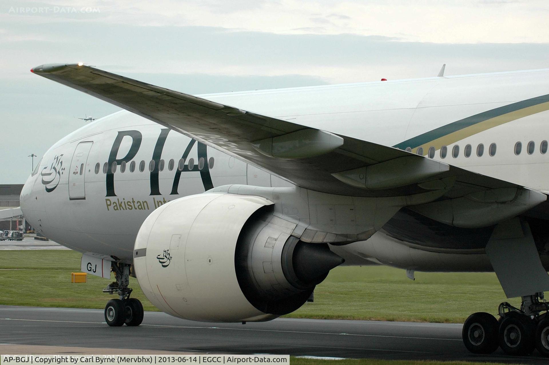 AP-BGJ, 2003 Boeing 777-240/ER C/N 33775, Taken from the AVP.