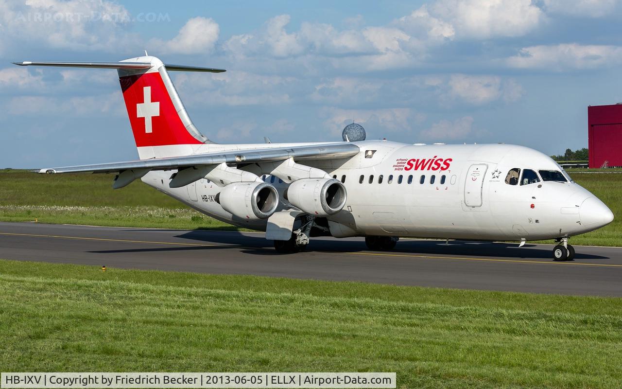 HB-IXV, 1995 British Aerospace Avro 146-RJ100 C/N E3274, taxying to the active