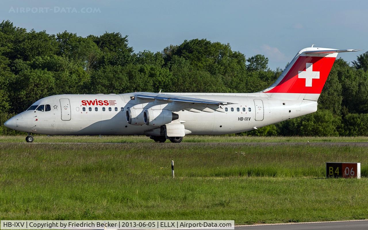 HB-IXV, 1995 British Aerospace Avro 146-RJ100 C/N E3274, departure via RW06