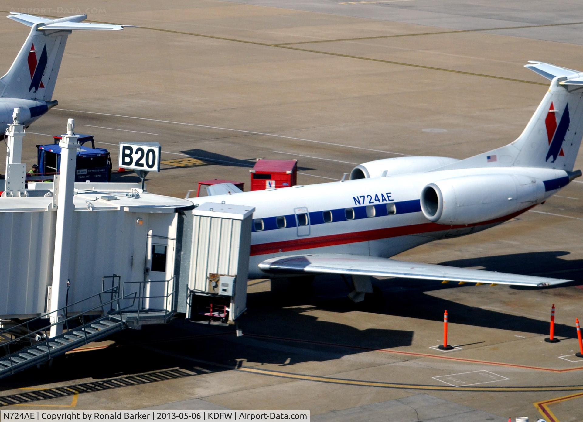 N724AE, 2000 Embraer ERJ-135LR (EMB-135LR) C/N 145301, Gate B20 DFW