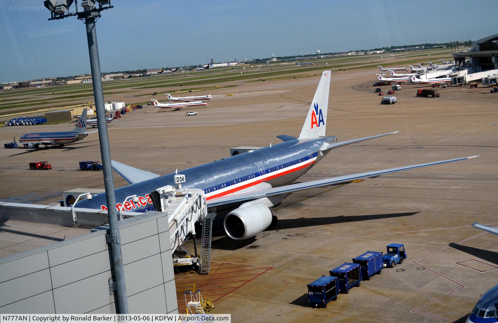 N777AN, 1999 Boeing 777-223 C/N 29585, Gate 36 DFW