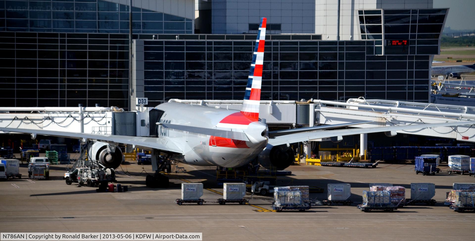 N786AN, 2000 Boeing 777-223 C/N 30250, Gate D33  DFW
