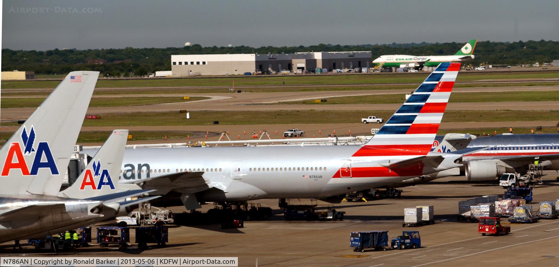 N786AN, 2000 Boeing 777-223 C/N 30250, Gate D33  DFW