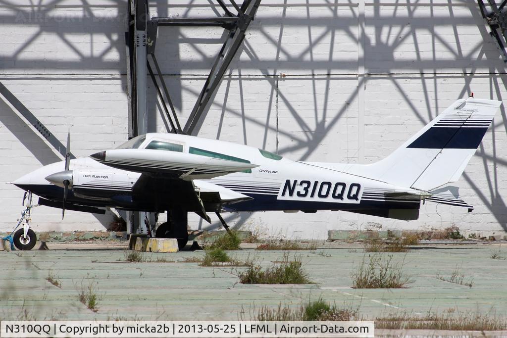 N310QQ, 1973 Cessna 310Q C/N 310Q0695, Parked