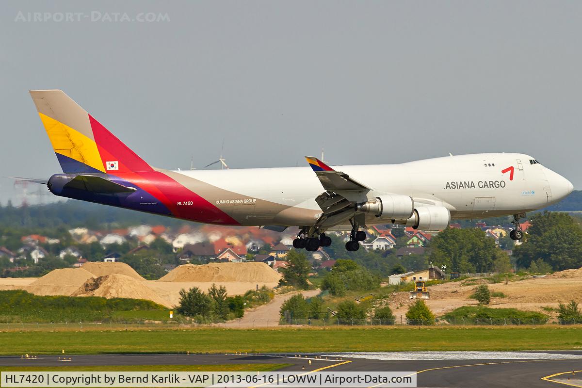 HL7420, 1995 Boeing 747-48EF (SCD) C/N 25783, Rwy 16