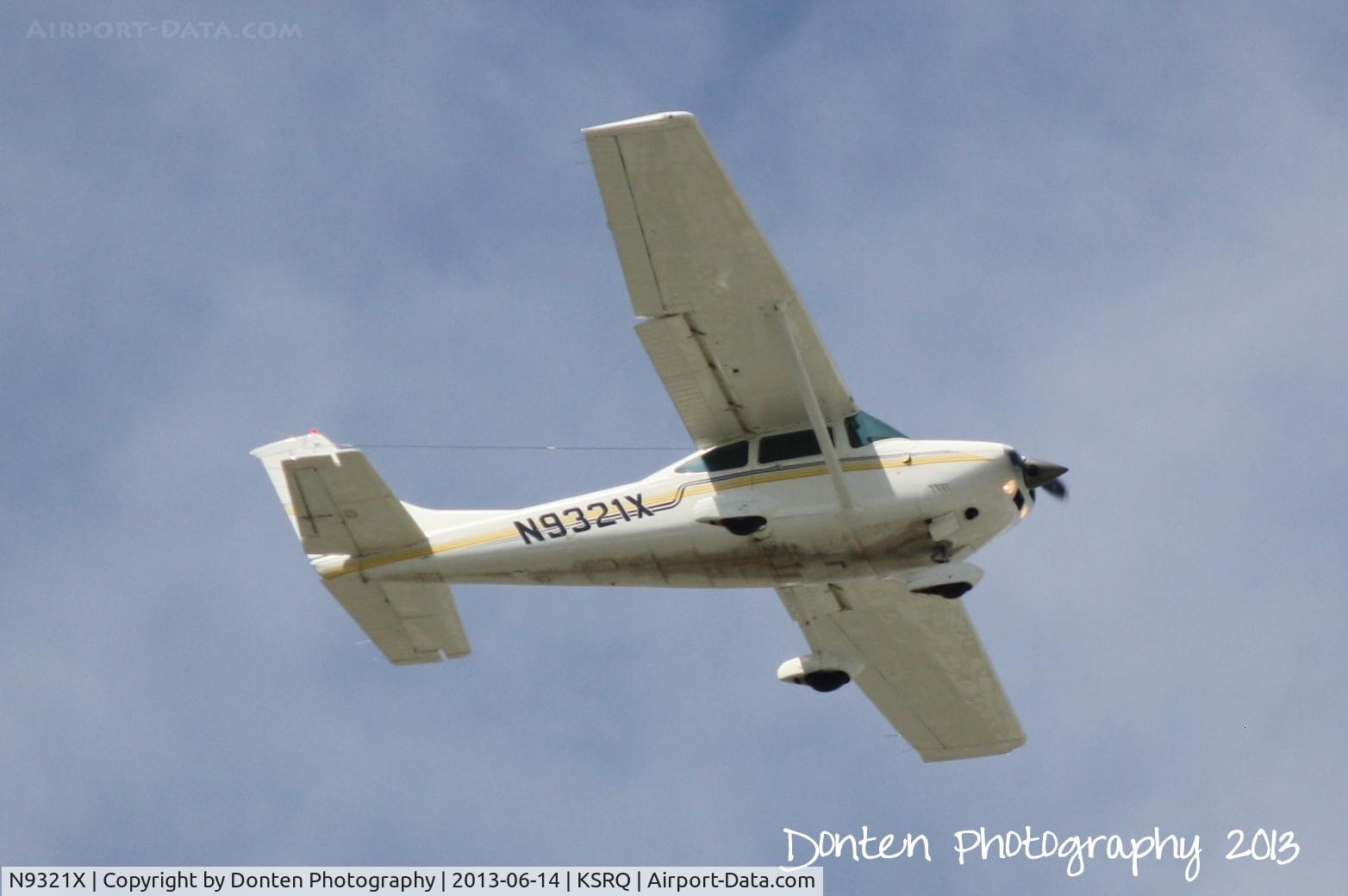 N9321X, 1985 Cessna 182R Skylane C/N 18268489, Cessna Skylane (N9321X) on approach to Sarasota-Bradenton International Airport