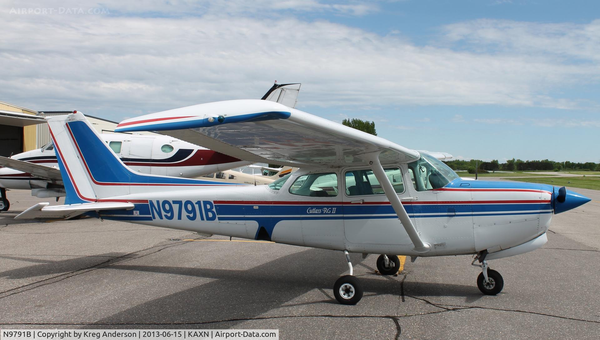 N9791B, 1982 Cessna 172RG Cutlass RG C/N 172RG1039, Cessna 172RG Cutlass on the line.