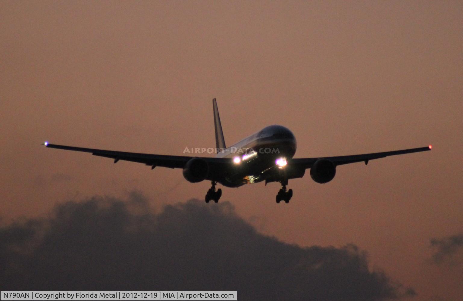 N790AN, 2000 Boeing 777-223 C/N 30251, American 777 dusk approach