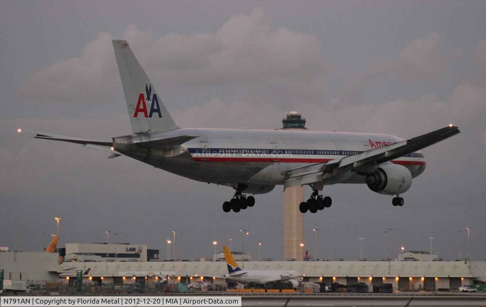 N791AN, 2000 Boeing 777-223/ER C/N 30254, American 777 landing near dark