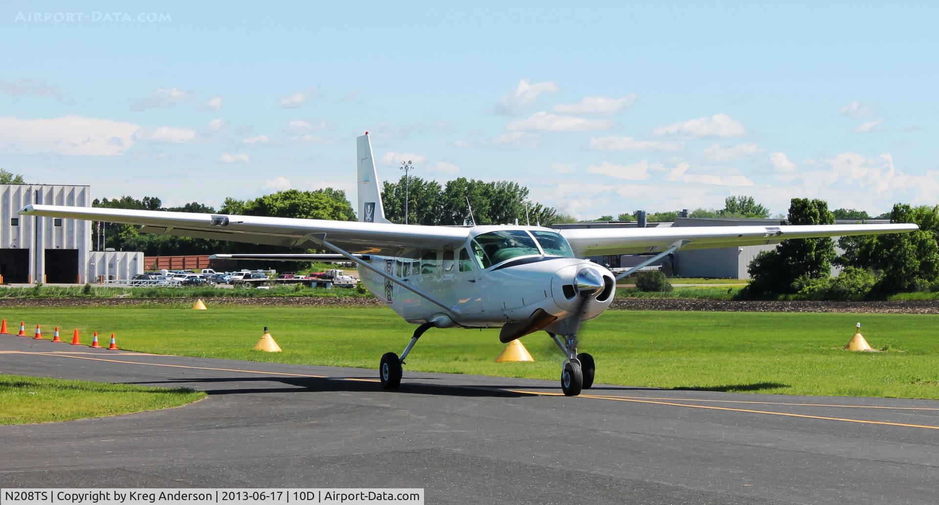 N208TS, 1985 Cessna 208 Caravan I C/N 20800124, Cessna 208 Grand Caravan of Westside Skydivers taxiing in after dropping another load of skydivers in Winsted, MN.