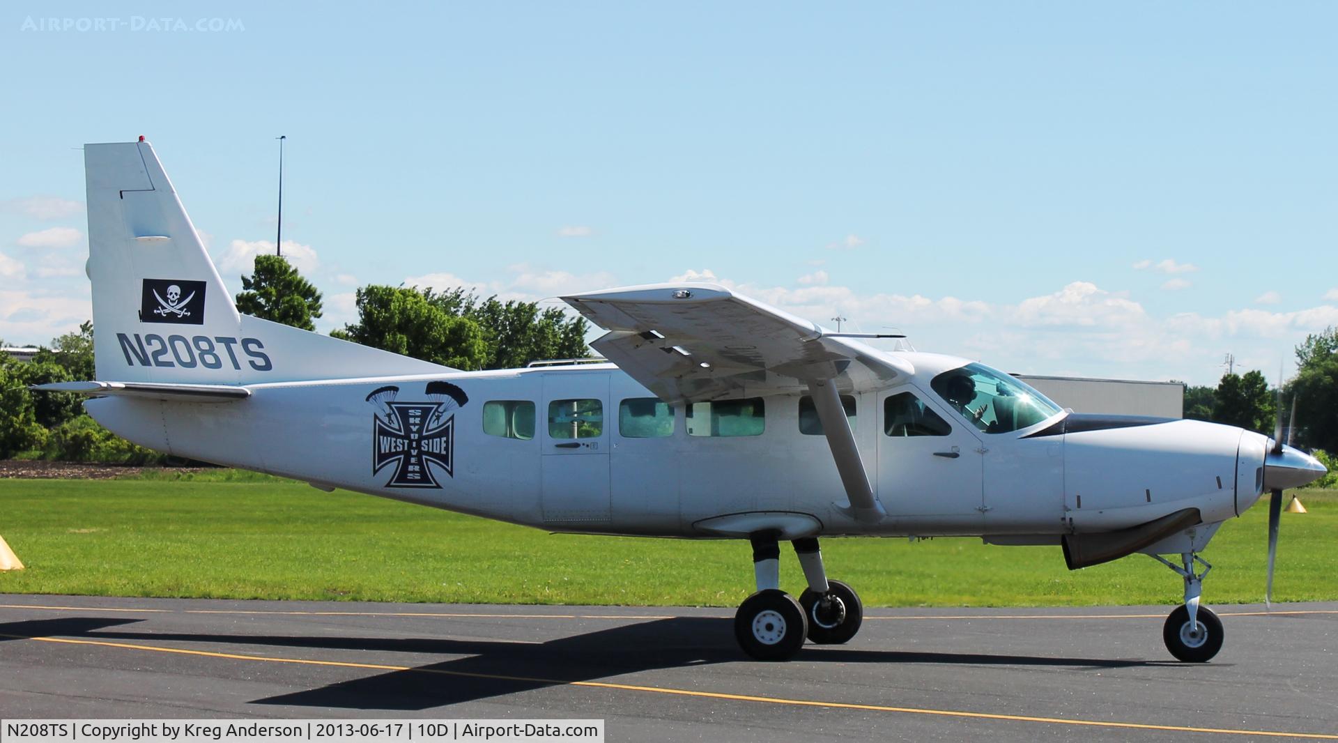 N208TS, 1985 Cessna 208 Caravan I C/N 20800124, Cessna 208 Grand Caravan of Westside Skydivers taxiing in after dropping another load of skydivers in Winsted, MN.