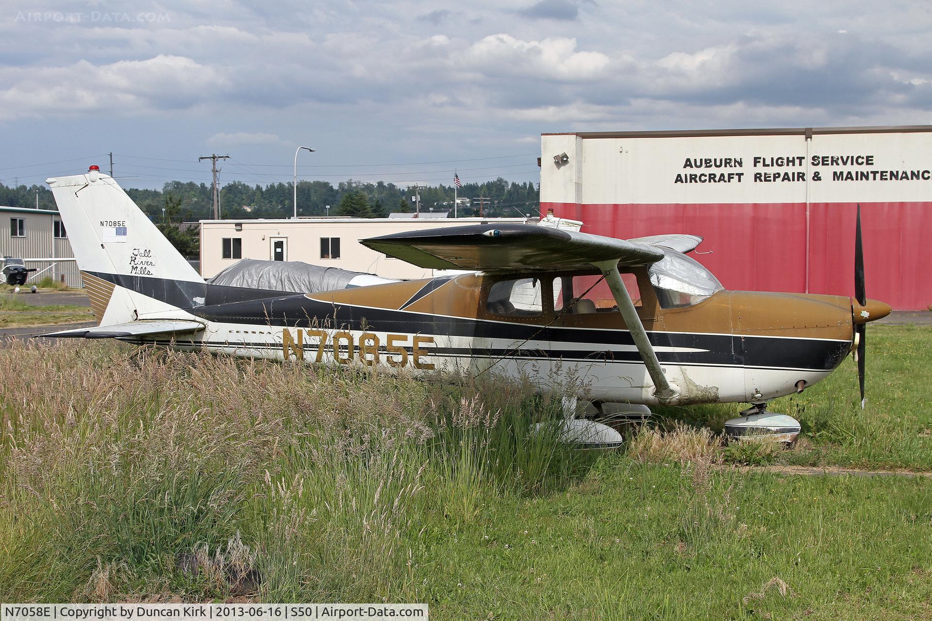 N7058E, 1960 Cessna 175A Skylark C/N 56558, What an ugly mess and one of several run down planes at Auburn, WA