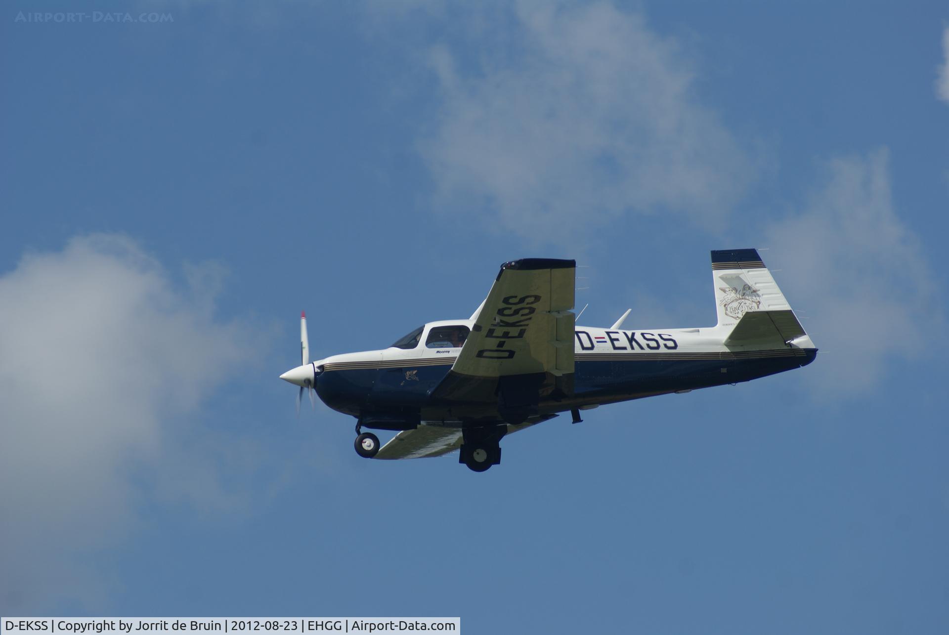 D-EKSS, Mooney M20J 201 C/N 24-3278, On short final on sunny Eelde airport.