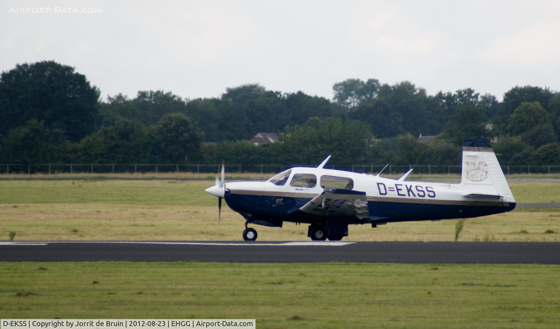 D-EKSS, Mooney M20J 201 C/N 24-3278, The American Mooney with the German registration and the Dutch flag printed on it. As confusing as it gets! But fortunately this plane made a beautiful departure from Eelde airport.