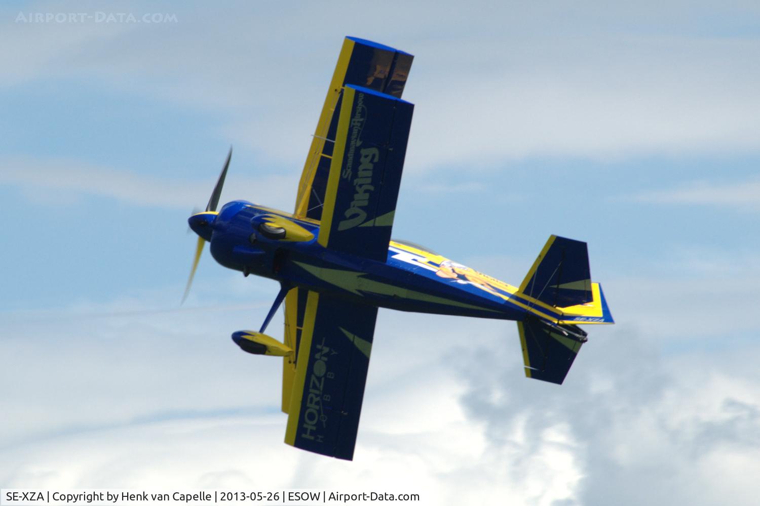 SE-XZA, 2006 Pitts 12S Python C/N 226-1313, Jacob Holländer flies a knife-edge in his Pitts Python at Västerås Hässlö airport, Sweden.