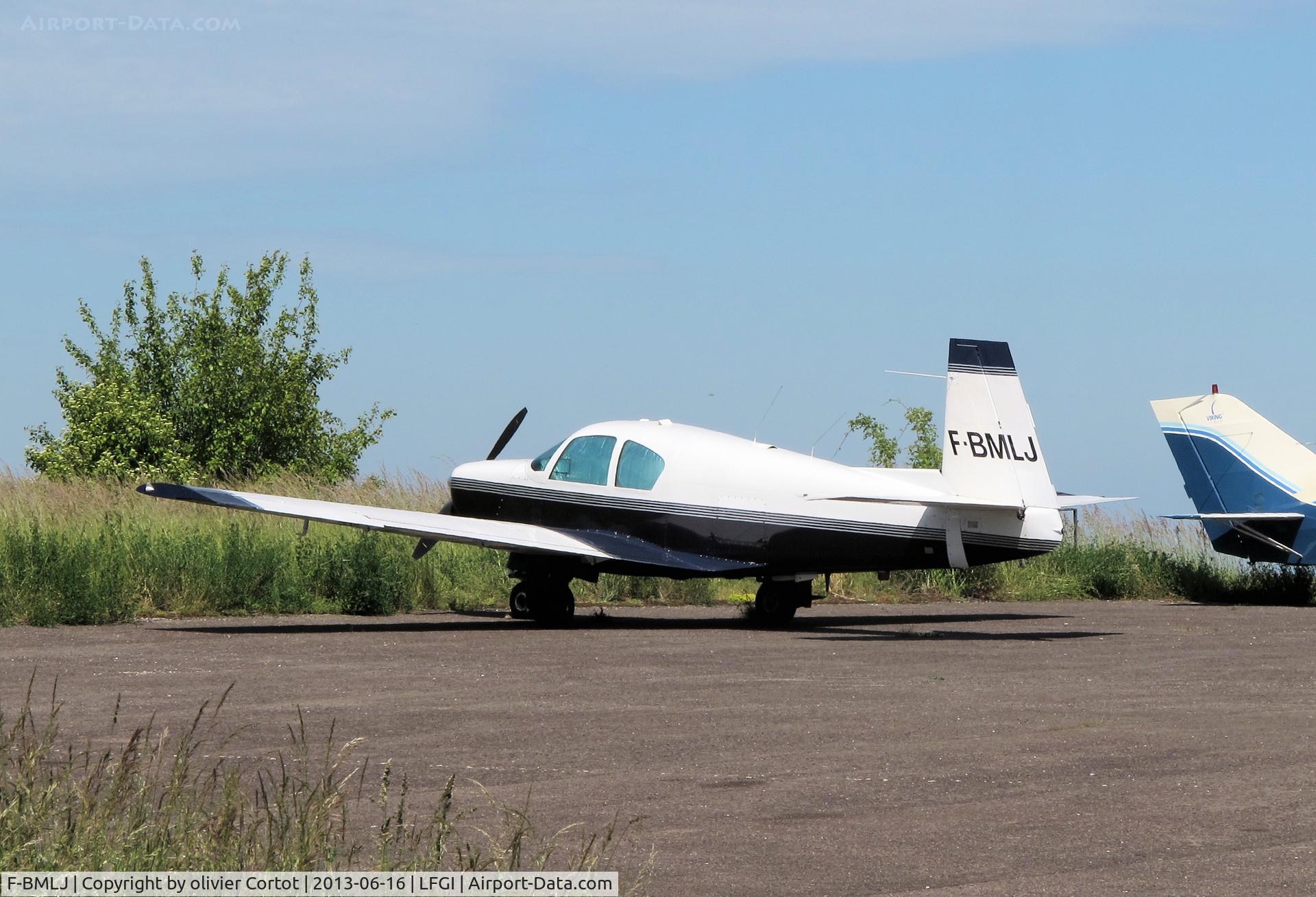 F-BMLJ, Mooney M20E C/N 425, Darois airport