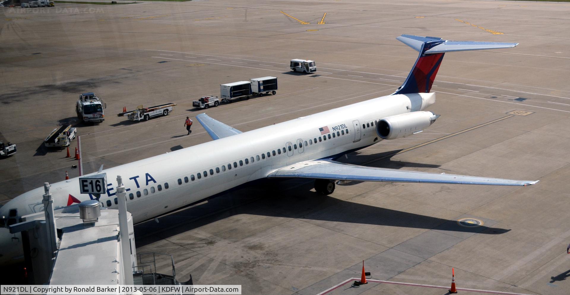 N921DL, 1988 McDonnell Douglas MD-88 C/N 49645, Gate E16 DFW