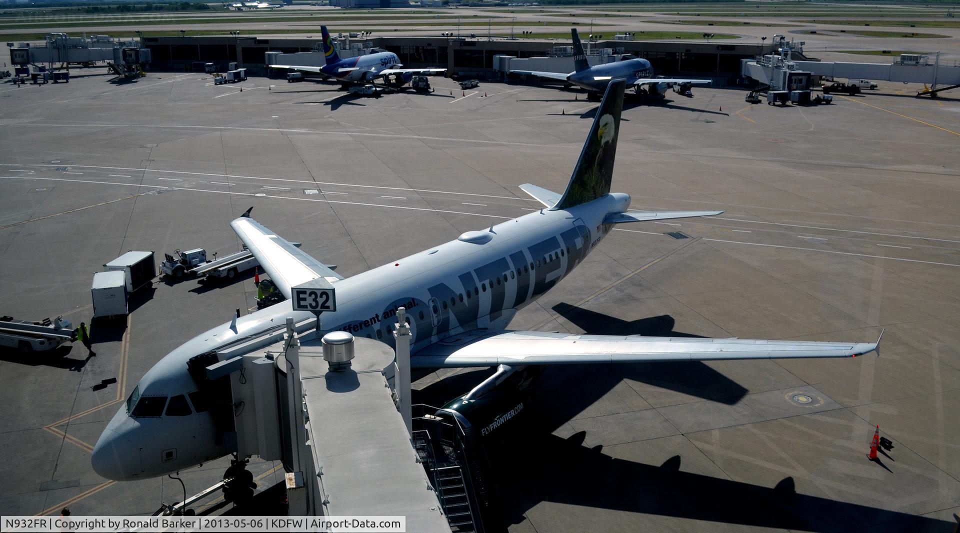 N932FR, 2004 Airbus A319-111 C/N 2258, Gate  E32 DFW