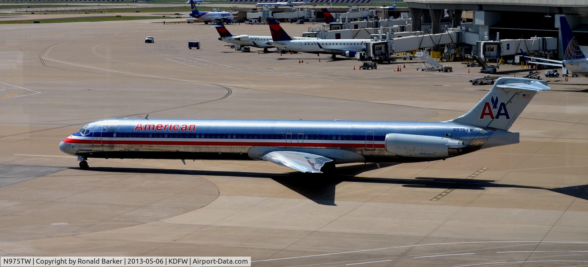 N975TW, 1999 McDonnell Douglas MD-83 (DC-9-83) C/N 53625, Taxi DFW