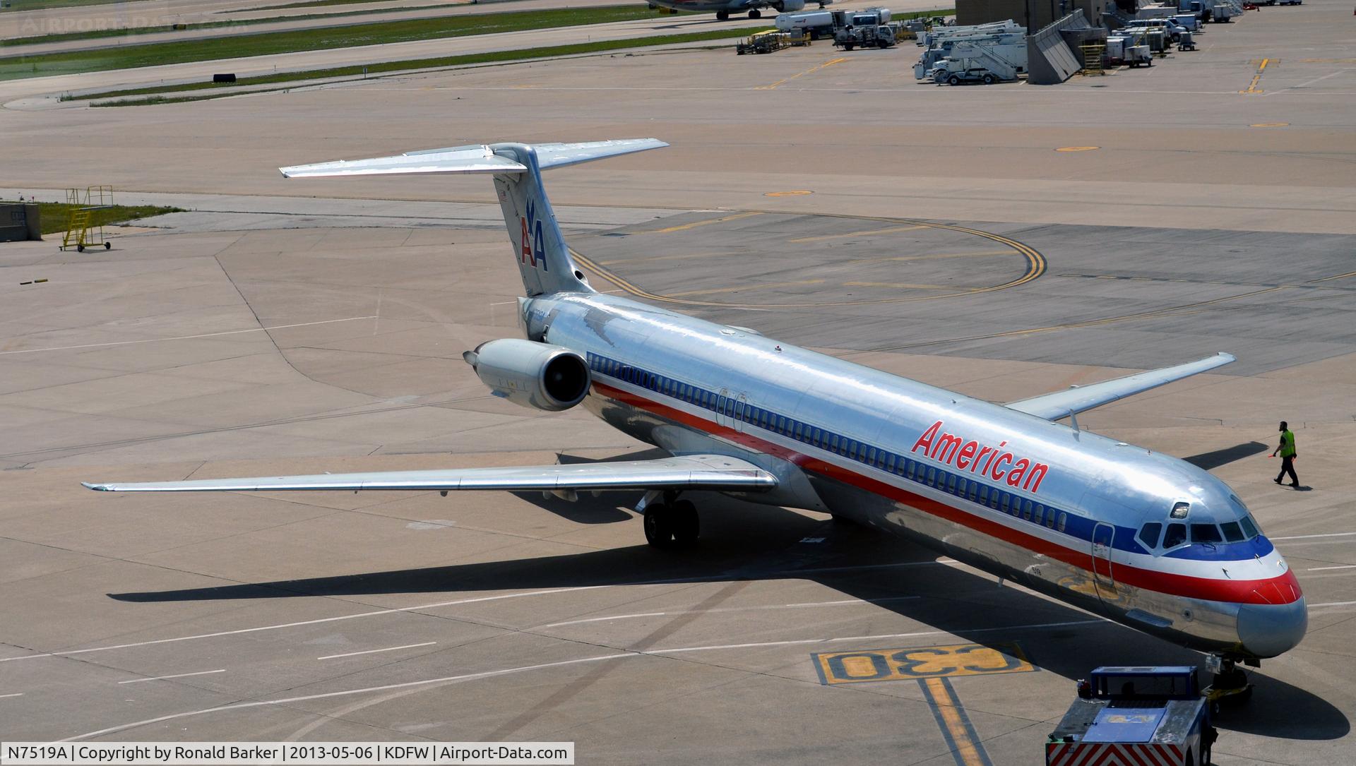 N7519A, 1990 McDonnell Douglas MD-82 (DC-9-82) C/N 49896, Gate C30 DFW