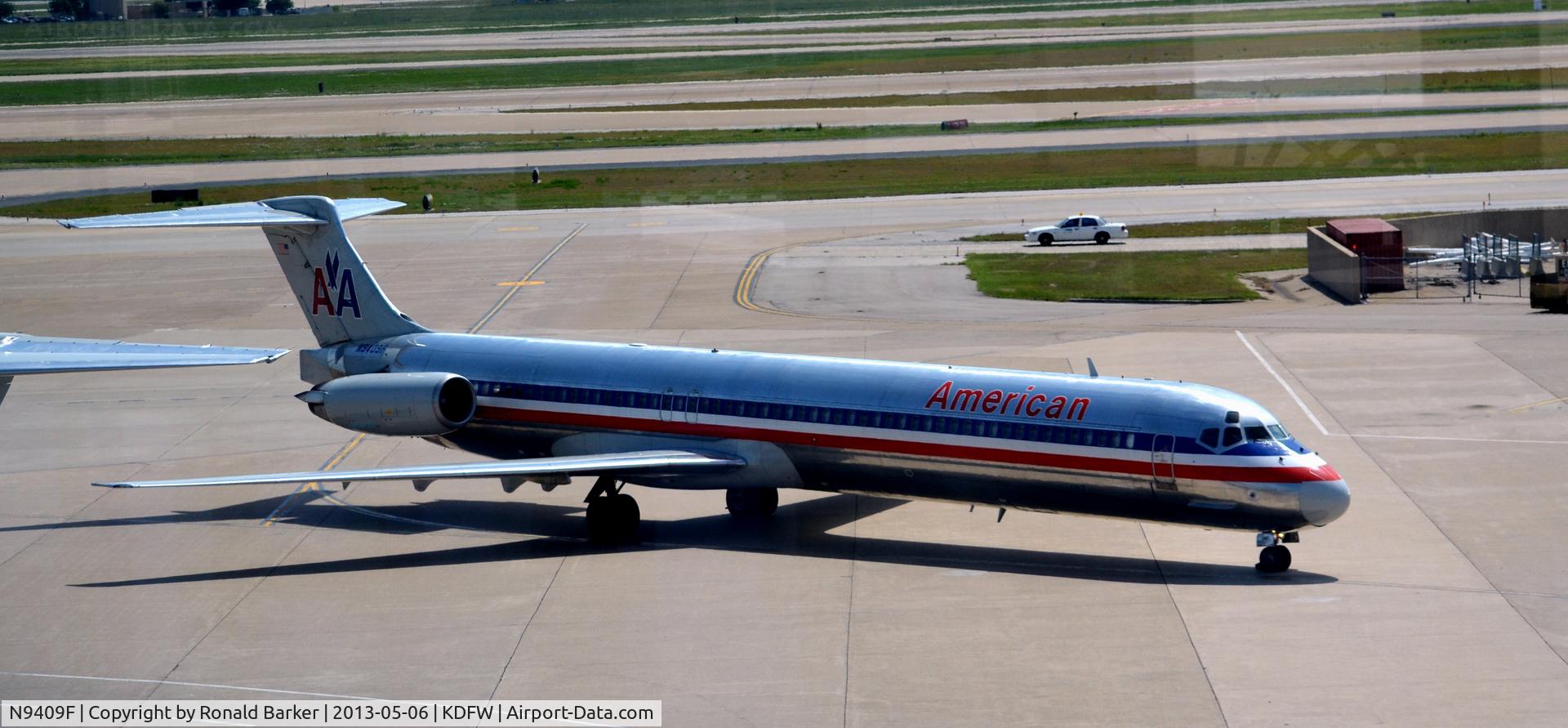 N9409F, 1992 McDonnell Douglas MD-83 (DC-9-83) C/N 53121, Taxi DFW