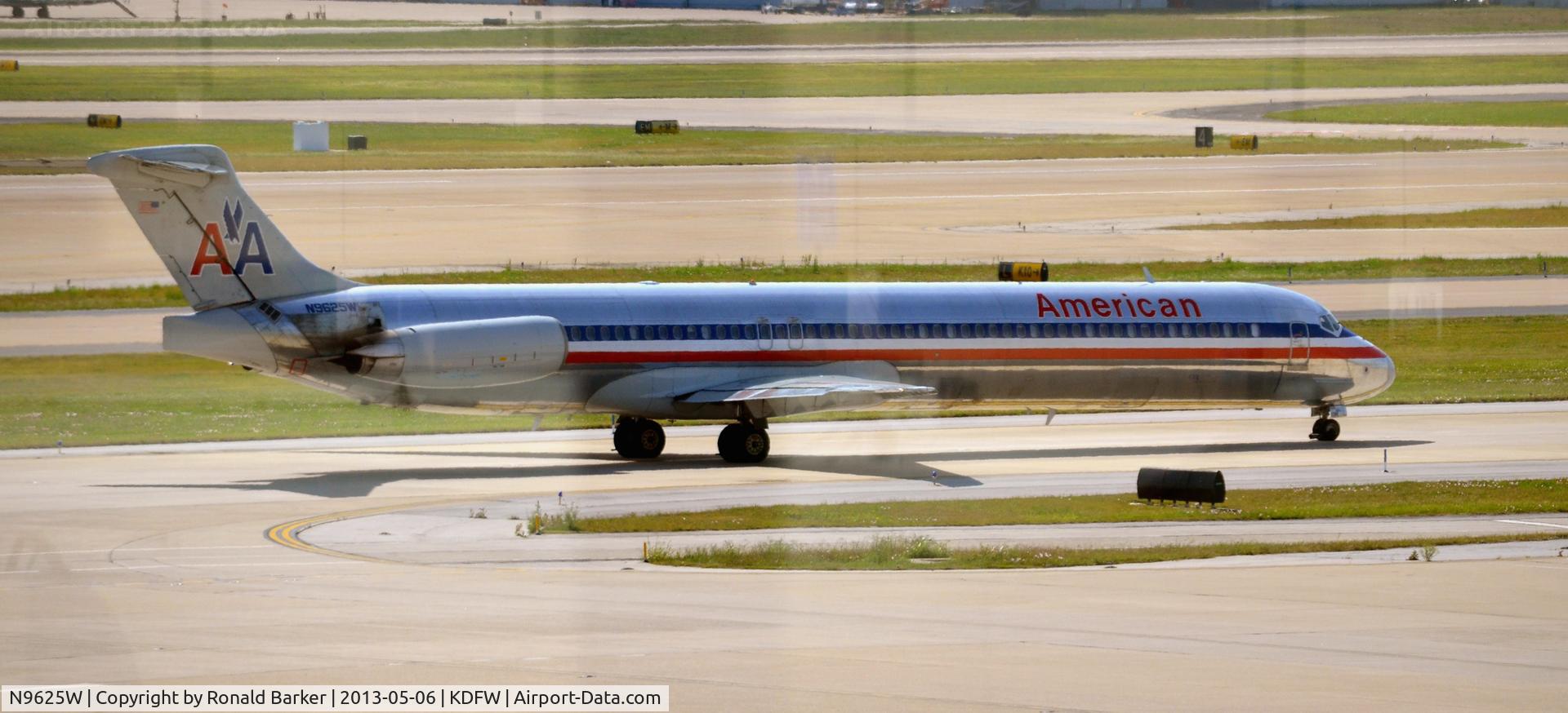 N9625W, 1998 McDonnell Douglas MD-83 (DC-9-83) C/N 53595, Taxi DFW