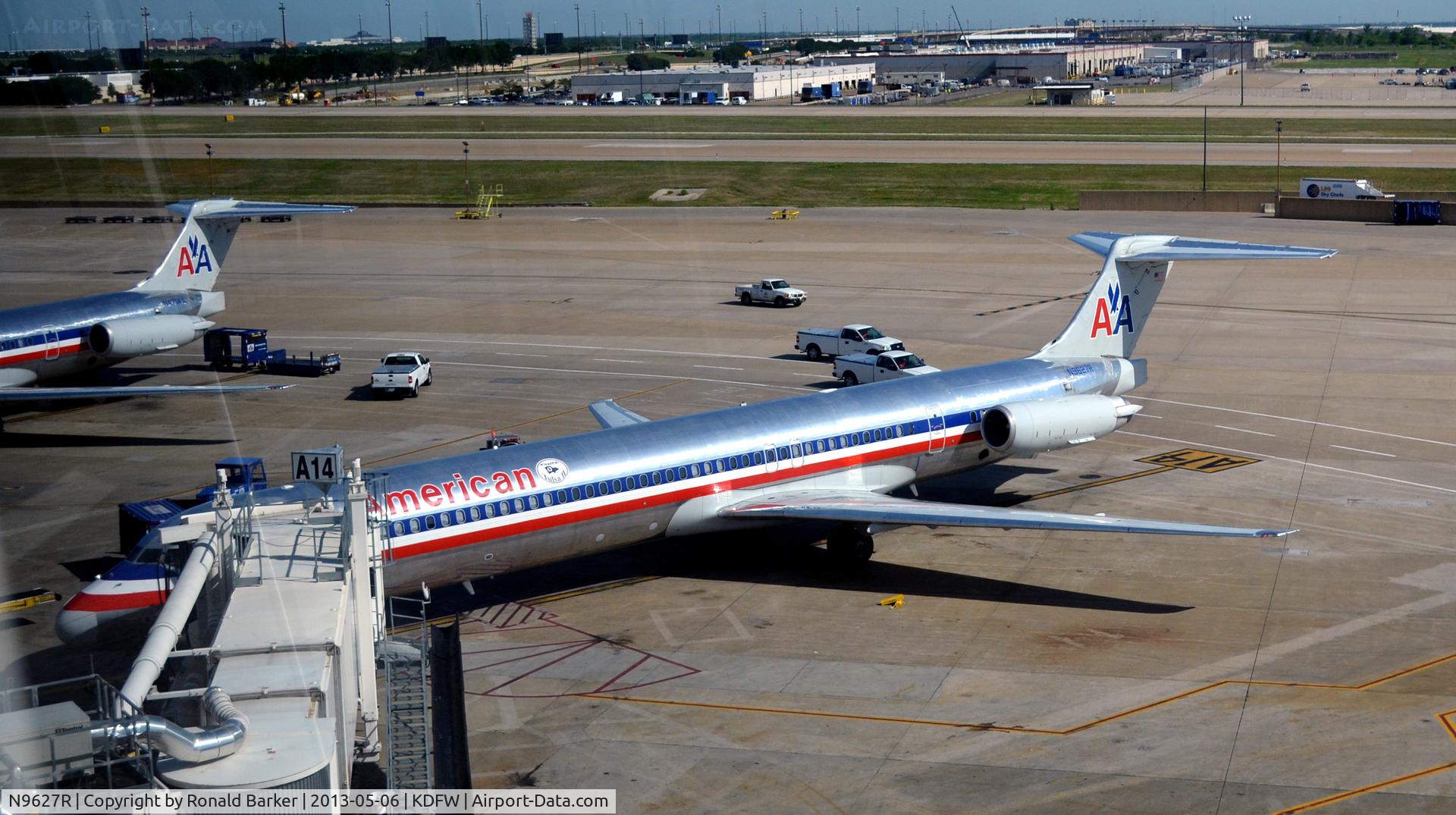 N9627R, 1998 McDonnell Douglas MD-83 (DC-9-83) C/N 53597, Gate A14 DFW