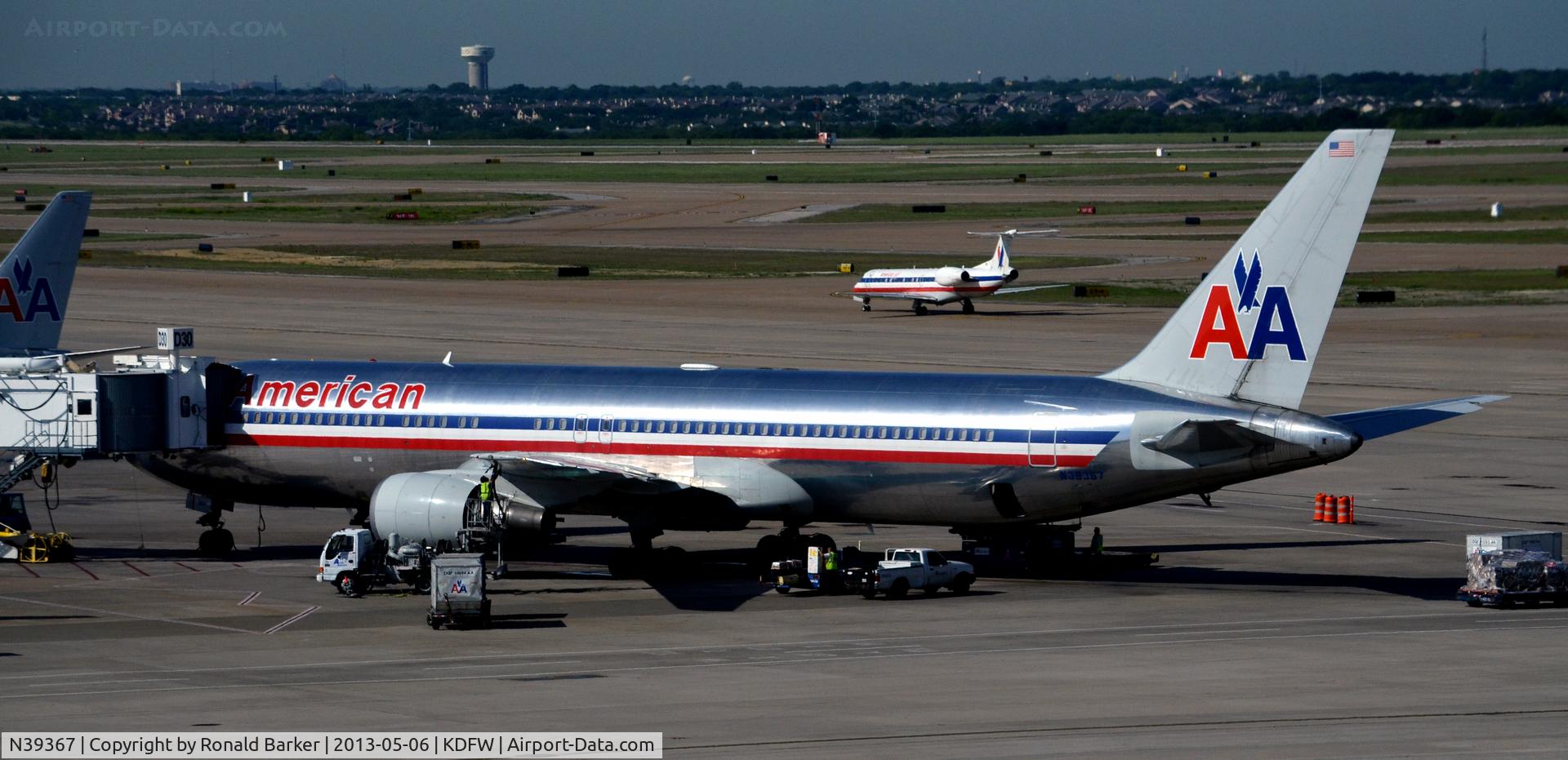 N39367, 1991 Boeing 767-323 C/N 25194, Gate D30 DFW