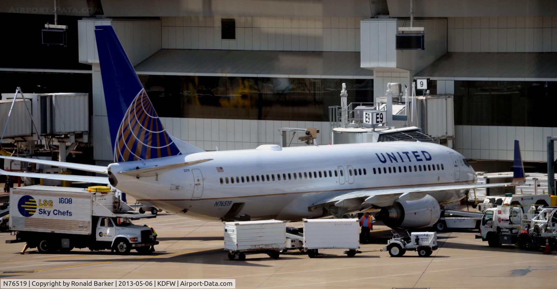 N76519, 2009 Boeing 737-824 C/N 30132, Gate E9 DFW