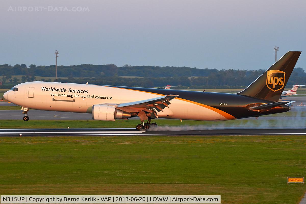 N315UP, 1996 Boeing 767-34AF C/N 27743, Rwy 16