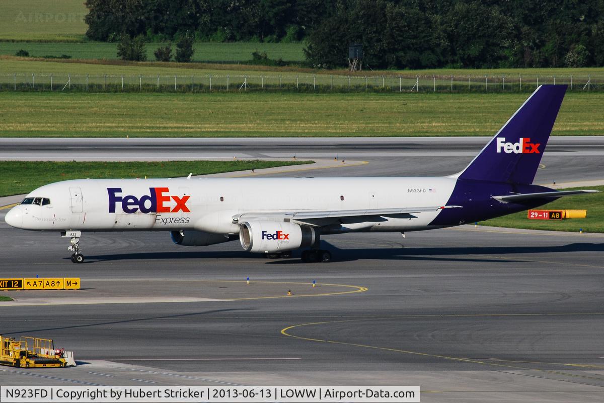 N923FD, 1992 Boeing 757-204 C/N 26266, Vienna